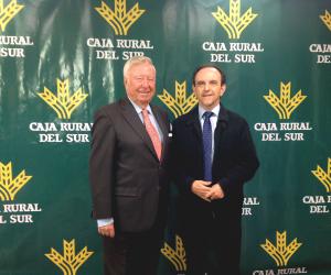 El presidente de Caja Rural del Sur, José Luis García Palacios, con Rafael Rodríguez Bermúdez, consejero de Turismo y Comercio de la Junta de Andalucía