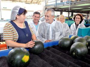 El presidente de la Junta visita las instalaciones de la empresa hortofrutícola Grupo Caparrós