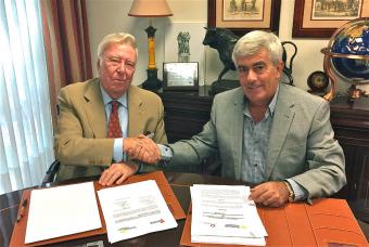 Los presidentes de Fundación Caja Rural del Sur y de Interfesa y Freshuelva tras la firma del convenio