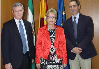 La consejera de Agricultura junto a los representantes de Azucarera del Ebro