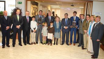 Foto familiar de los premiados junto con el alcalde de Sevilla y presidentes de la Caja Rural del Sur y el de la Denominación de Origen Jamón de Huelva