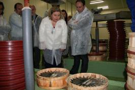 Aguilera apoya la producción artesanal pesquera, visitando una empresa de salazones