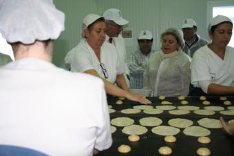 Aguilera elogia a Inés Rosales por su apuesta tecnológica en la tradición pastelera