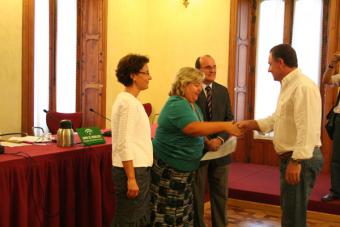 Aguilera entrega en Almería las primeras resoluciones de ayudas por E.coli
