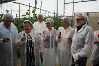Aguilera visita una finca ecológica almeriense afectada por la crisis del pepino