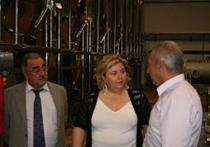 Clara Aguilera visita las instalaciones de la cooperativa almazara de San Juan, en Jaén