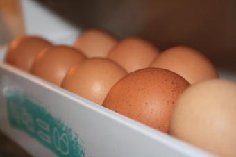 Pollos, huevos y conejos se aletargan en las lonjas tras llegar la primavera